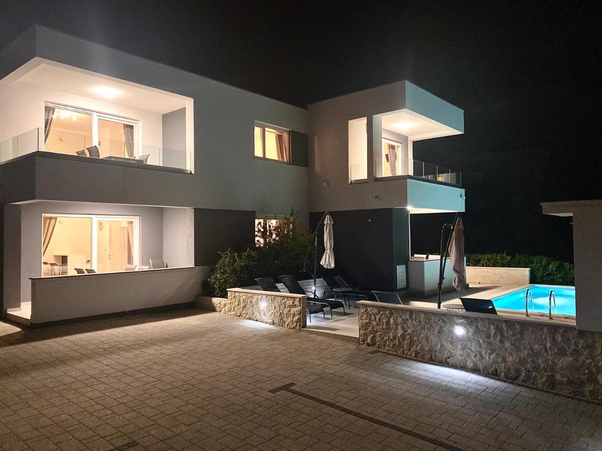 Fantasy Pool Villa ノヴァリャ エクステリア 写真