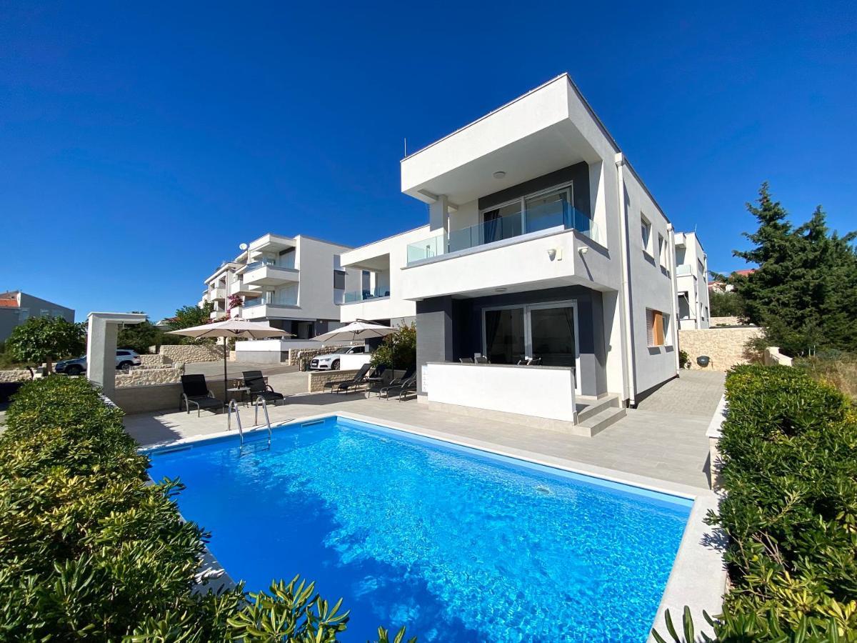 Fantasy Pool Villa ノヴァリャ エクステリア 写真