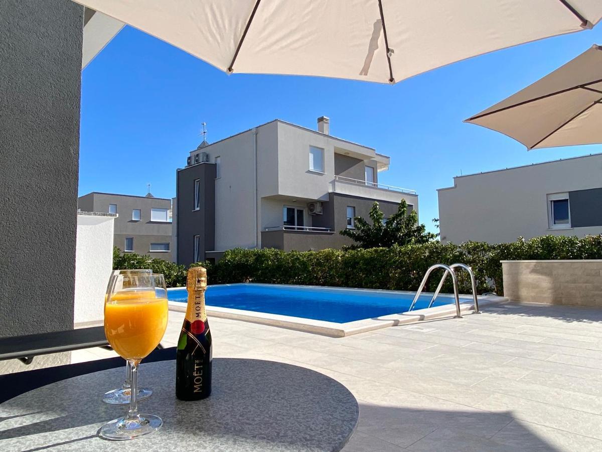 Fantasy Pool Villa ノヴァリャ エクステリア 写真